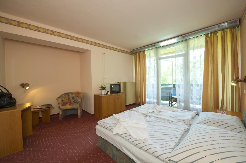 Familia Hotel Balatonboglar Room photo