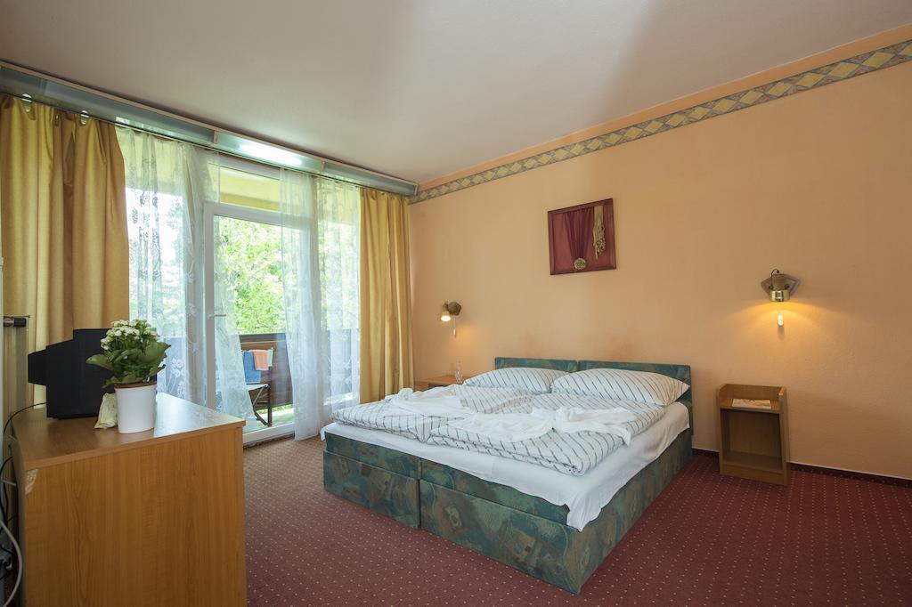 Familia Hotel Balatonboglar Room photo